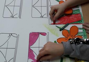Uczniowie tworzą wspólną pracę plastyczną techniką rysunkową "Baśniowa szkoła"